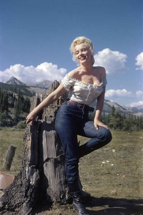 Title: Marilyn Monroe Jasper National Park 1 Photographer: Allan "Whitey" Snyder Date of image: 1953 Marilyn River AWS-0012 ©2012 StartHear! LLC Photo: Allan "Whitey" Snyder Oud Hollywood, Stile Pin Up, Klasik Hollywood, River Of No Return, Marilyn Monroe Fotos, Rare Marilyn Monroe, Estilo Marilyn Monroe, Stars D'hollywood, Dragon Wallpaper