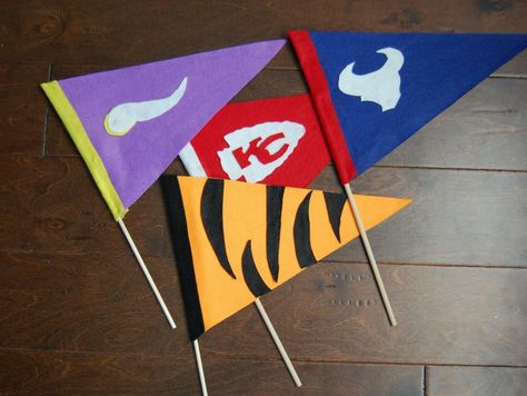 Get Your Game On: DIY Felt Pennant Team Flags Diy Felt Pennant, Pennants Diy, Team Spirit Crafts, Diy Pennant Banner, Flag Diy, Diy Pom Poms, Pennant Flags, Wedding Projects, Party Planning Ideas