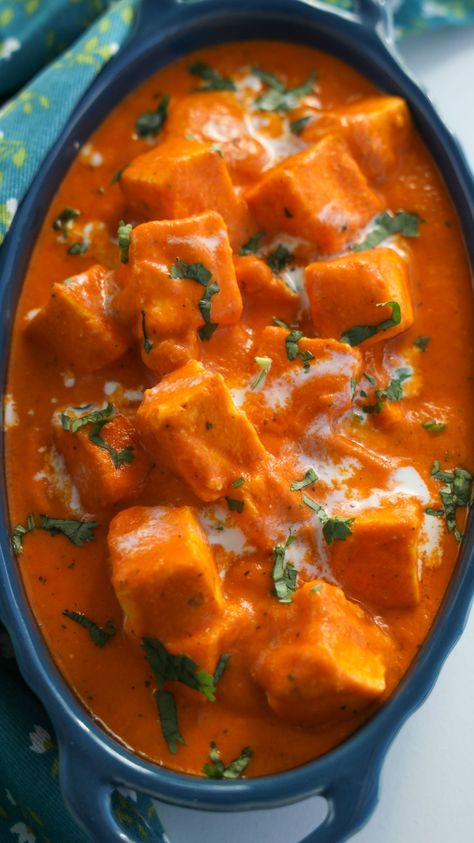 Matter Paneer, Paneer Butter Masala, How To Make Paneer, Butter Masala, Tomato Gravy, Paneer Recipes, Garlic Recipes, Red Chili Powder, Indian Food Recipes Vegetarian