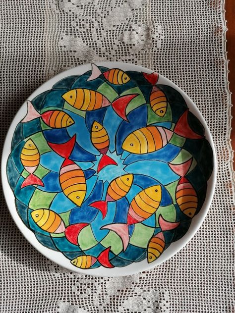 Ceramic Fish Plate, Ceramic Plates Art, Applique Wall Hanging, Hundertwasser Art, Circular Art, Acrylic Art Projects, Diy Wall Art Decor, Pottery Painting Designs, Ceramic Fish