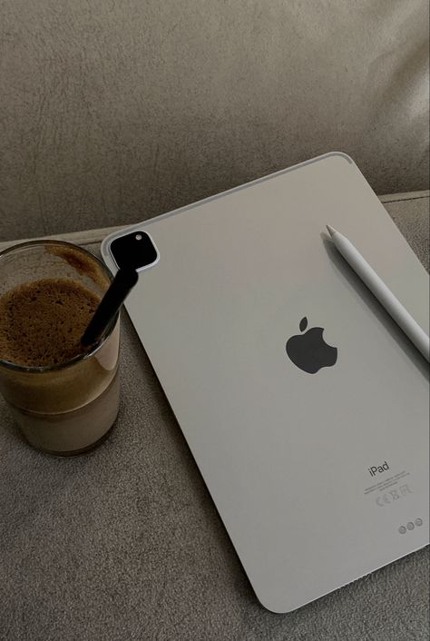 Ipad Pro Astethic, Ipad Photos Aesthetic, I Pad Pro Aesthetic, Drawing Ipad Aesthetic, Ipad Kid Aesthetic, Digital Product Aesthetic, Ipad Pro 11 Inch Aesthetic, Ipad Girl Aesthetic, Ipad Dark Academia