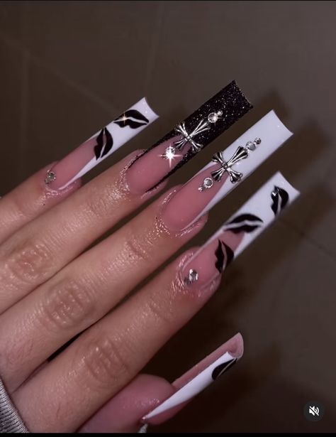 Chrome Heart Nails, Y2k Lifestyle, Sun Effect, Nail Inspo Pics, Black And White French, Charm Nails, White Chrome Nails, Valentines Idea, Black White Nails