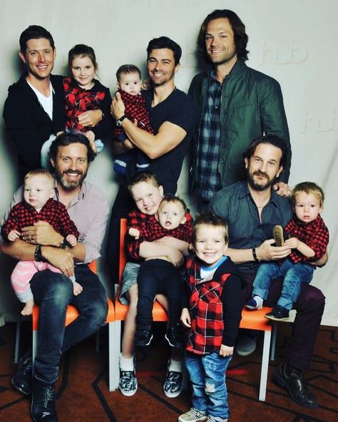 Hub Crew на Твитеру: "Whilst the Hub Crew recouperate, enjoy this photo of some of the #hubthenextgeneration ,dressed in their best flannel, with the boys #ahbl8 https://t.co/cTvxYLHw1e" Sam E Dean Winchester, Supernatural Series, Funny Photos Of People, Spn Cast, Supernatural Actors, Supernatural Pictures, Supernatural Tv Show, Supernatural Memes, Supernatural Dean