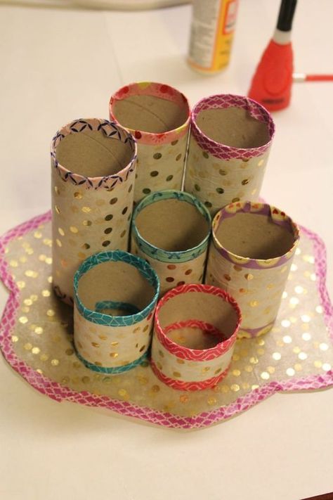 Need a little help to keep all your pens, markers and pencils organized? This Easy DIY Pencil Holder is a great project to make with recycled toilet paper tubes. Easy DIY Pencil Holder I love making stuff out of things we normally throw away, like the humble toilet paper tubes. They’re great for all kinds … Toilet Paper Roll Pencil Holder, Diy Pen Organizer, Pen Holder Diy, Diy Pencil Holder, Diy Pen, Pen Organizer, Toilet Roll Craft, Toilet Paper Crafts, Toilet Paper Tube