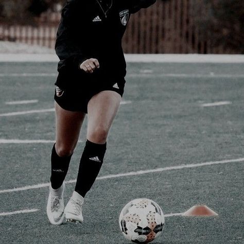 Soccer Girls Outfits, Girl Playing Soccer, Female Soccer, Soccer Photography, Soccer Season, Soccer Inspiration, Female Soccer Players, College Soccer, Women’s Soccer