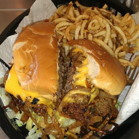 Onion Burger, The Best Burger, Curly Fries, Soul Food Dinner, Personal Mission, America Food, Food Babe, Good Eat, Food Drinks Dessert