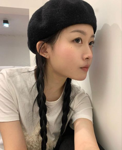 Beret Aesthetic, Outfit With Beret, Beret Outfit, 사진 촬영 포즈, Hair Arrange, Post Instagram, Anime Hair, Instagram Girls, Outfits With Hats