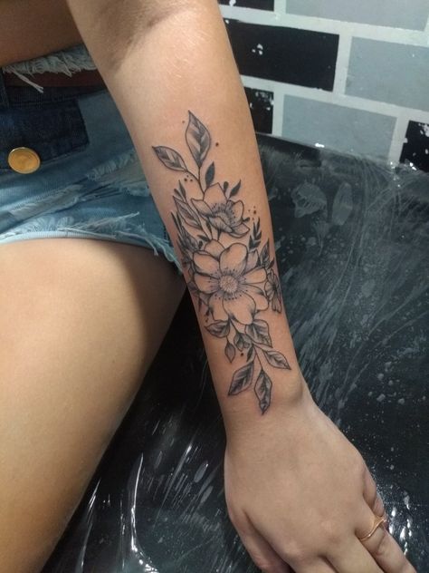 Bottom Arm Tattoo Women, Lower Arm Tattoos For Women Simple, Forearm Sleeve Tattoos For Women Unique, Sidearm Tattoos For Women, 5cm Tattoo Ideas, Flower Arm Tattoo, Lower Arm Tattoos, Cute Tattoos On Wrist, Body Tattoo Design