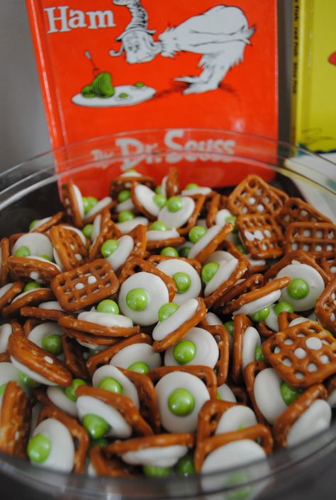 Celebrating Dr. Seuss’s Birthday~these look like YUMMY green eggs! Dr Seuss Inspired Snacks, Dr Suess Food Ideas, Dr Seuss Snacks For School, Ham Snacks, Dr Seuss Party Ideas, Cat In The Hat Party, Dr Seuss Birthday Party, Seuss Classroom, Seuss Crafts