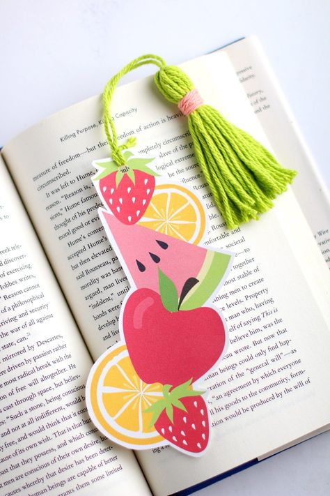 DIY Fruit Bookmark | Free Printable Template Penanda Buku, Bookmark Crochet, Handmade Bookmarks Diy, Diy Crafts Bookmarks, Creative Bookmarks, Bookmark Craft, Cute Bookmarks, Diy Bookmarks, Book Markers