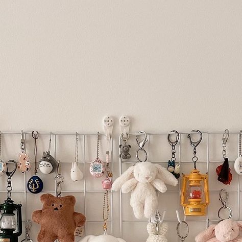 Keychain Organization, Keychain Collection Display, Keychain Display Ideas, Keychain Decor, Keychain Hanger, Keychain Wall, Place Tags, Keychain Collection, Nyc Apt