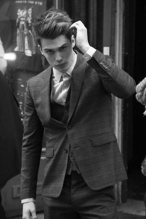 Nicholas Galitzine, Man Crush Everyday, Poses For Men, Best Actor, Random Things, Celebrity Crush, Walking, Wattpad, Actresses