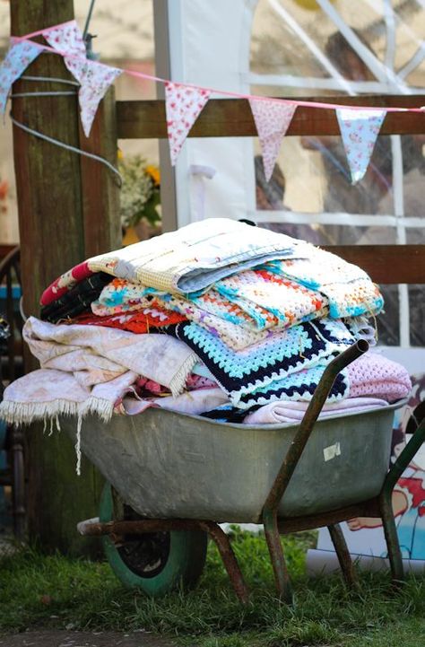 Matt and Jo’s relaxed outdoor Cornish wedding with a barefoot bride in a vintage wedding dress and festival inspired decor Trendy Wedding Ideas, Festival Garden Party, Barefoot Bride, Cornish Wedding, Festival Style Wedding, Festival Themed Wedding, Deco Champetre, Festival Theme, Eco Wedding