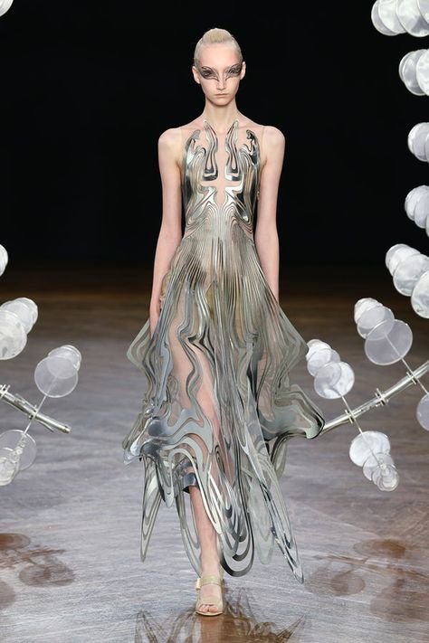 Iris Van Herpen | Haute Couture - Autumn 2019 | Look 9 Van, Design, Couture, Walking, Haute Couture, Iris Van Herpen, Decorative Items, Silver