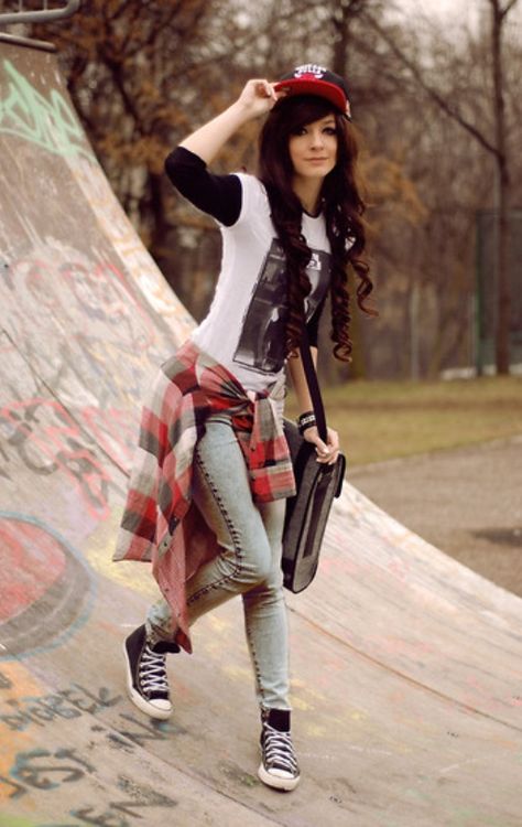 Skater plaid. Her style is probably really catchy and easy to create since it a comfy style Skater Girl Looks, Grunge Style Outfits, Styl Grunge, Mode Rockabilly, Converse Outfits, Scene Girl, Pastel Outfit, Plaid Shirts, Tomboy Outfits