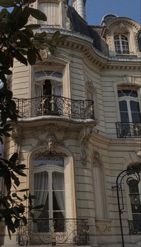 Old Mansion Aesthetic, Home Mansion, Classic Mansion, Old Money House, Old Mansion, Parisian Apartment, House Design Photos, Money Aesthetic, Luxury House Designs