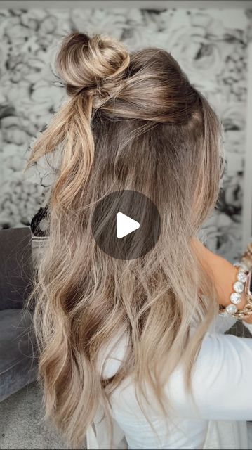 Hairstyle To Make Hair Look Thicker, No Extension Hairstyles, Everyday Messy Bun, Top Knot For Long Hair, Date Night Hairstyles Half Up, Half Up Hairstyles Volume, Updos For Rainy Days, Messy Ponytail Medium Length, Loose Top Knot Bun