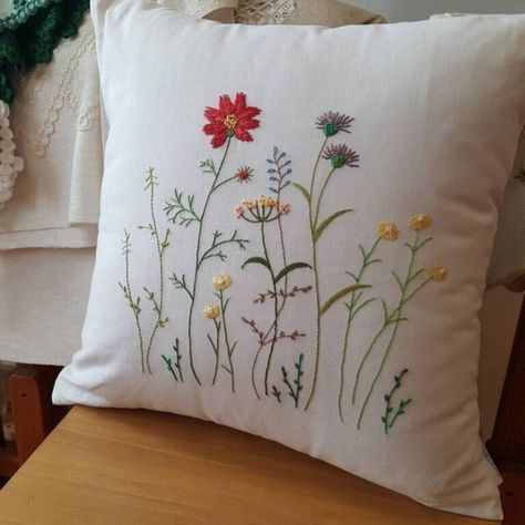 Embroidery Stitches Beginner, Cushion Embroidery, Pillow Embroidery, Textile Art Embroidery, Cushion Cover Designs, Hand Embroidery Videos, Pola Sulam, Embroidery Bags, Hand Embroidery Flowers