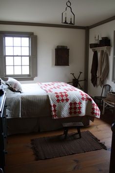 Primitive Homes, Primitive Bedroom, Colonial Bedrooms, Deco Champetre, Modern Country Style, American Farmhouse, Red And White Quilts, Room Photo, Cosy Home