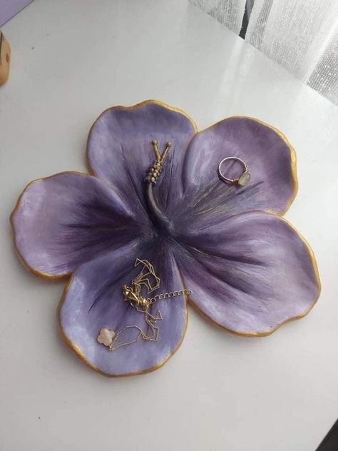 Clay Plates Flower, Cute Clay Ideas Aesthetic, Cute Clay Plates, Flower Air Dry Clay, Clay Hibiscus Flower, Diy Clay Plate, Ceramics Slab Ideas, Clay Ideas Plate, Slab Clay Ideas