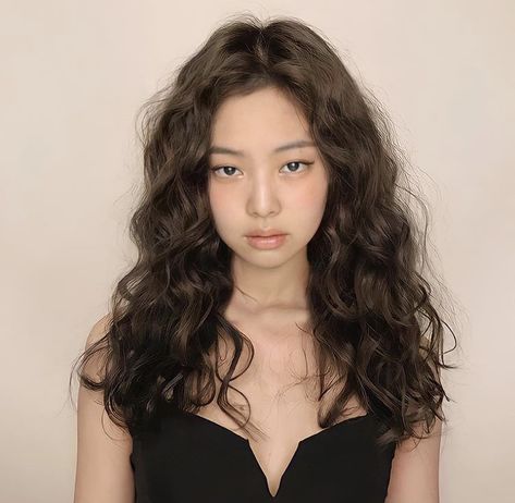 Jennie Kim Curly Hair, Curly Hairstyles Asian Women, Kpop Idol Curly Hair, Korean Girl Curly Hair, Hispanic Curly Hair, Asian Curly Hair, Asian Hair Perm, Curly Asian Hair, Korean Wavy Hair