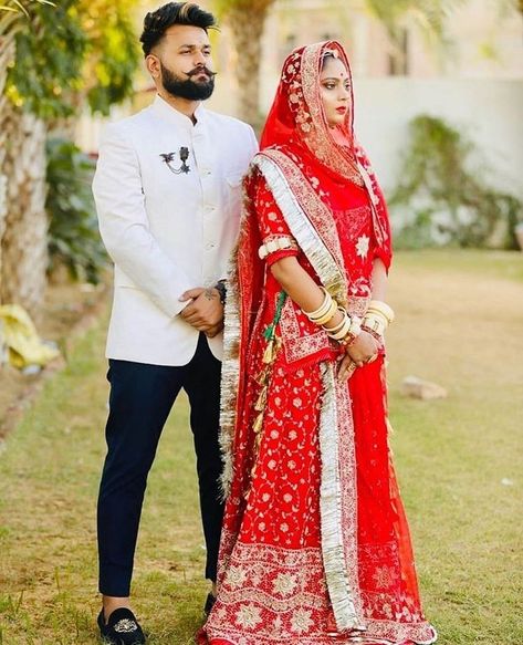 Rajasthani Bride, Indian Bride Poses, Dress Couple, Rajasthani Dress, Bridesmaid Photoshoot, Indian Wedding Poses, Groom Photoshoot, Rajputi Dress, Indian Wedding Photography Couples