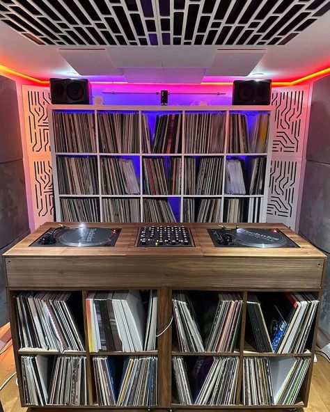 DoYouSpin (@doyouspin) • Instagram photos and videos Dj Studio Room Ideas, Dj Furniture, Vinyl Record Room, Dj Studio, Dj Stand, Dj Table, Dj House, Dj Room, Home Studios