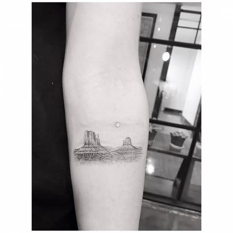 Single needle Monument Valley tattoo on the left inner forearm. Monument Valley Tattoo, Geometric Succulent, Desert Tattoo, Succulent Tattoo, Arizona Tattoo, Valley Tattoo, Tattoo Beautiful, Tattoo Diy, Dr Woo