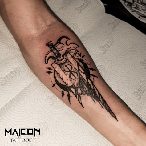 Tatuagem feita pelo maicontattooist no instagram Dragon Slayer Tattoo Berserk, Berserk Forearm Tattoo, Bezerker Anime Tattoos, Berserk Tattoo Sacrifice, Thorfinn Tattoo Ideas, Dragon Slayer Tattoo, Dragon Slayer Berserk, Guts Berserk Tattoo, Loki Tattoos