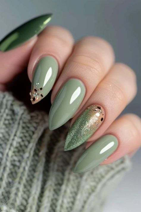 21 Olive Green Fall Nail Ideas for 2024: Almond, Matte, Short, and Acrylic Designs Green And Champagne Nails, Green Classy Nails, Green Glitter Nails, Nail Art Green, Nail Parlour, Character Nails, Pink White Nails, Uñas Ideas, Mint Green Nails