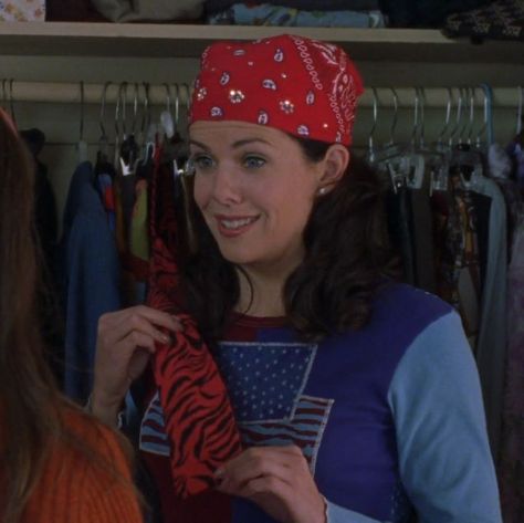 Lorelai Gilmore Outfits, Lorelai Gilmore Style, Gilmore Outfits, Lorelai And Rory, Honorary Gilmore Girl, Lorelei Gilmore, Watch Gilmore Girls, Early 2000s Style, Bandana Girl