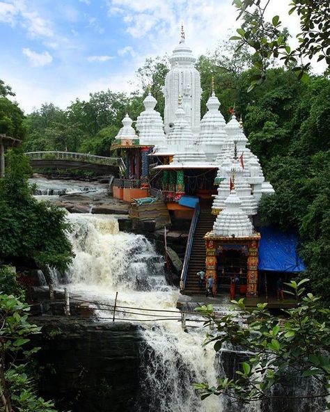 The #JatmaiTemple southeast of #Rajim in #Chhattisgarh snuggles along the far side of the cascade almost till where it drops hundreds of feet below to form a stunning fall. Image by: Chhattisgarh Tourism Board Nature, College Photos, India Travel Places, Temple India, Indian Temple Architecture, Krishna Hd, Ancient Indian Architecture, Temple Photography, Amazing India