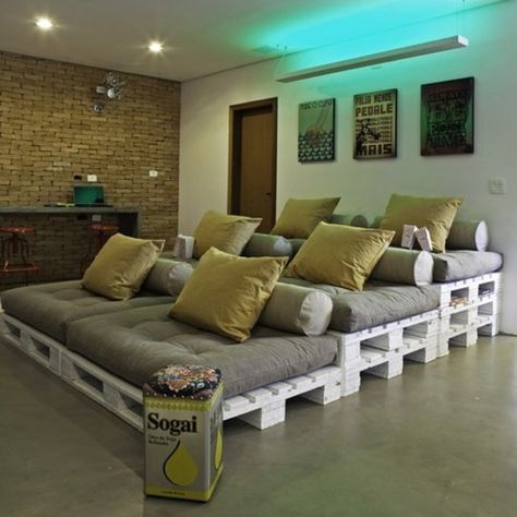 Turn the garage into a movie room with stadium plank seating Movie Backyard, Koti Diy, Backyard Movie, Home Theatre, Theater Seating, Home Theater Seating, Home Cinema, Home Movies, Home Cinemas