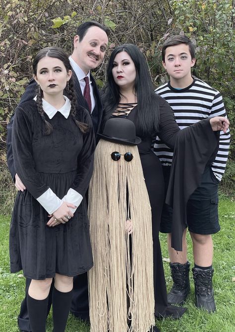 Adams Family Costume Family Of 5, Adams Family Cosplay, Addams Family Cosplay, Adam Family Costume, The Adams Family Costumes, Adams Family Halloween Costumes, Adams Family Kostüm, Group Of 5 Halloween Costumes, Family Of 5 Halloween Costumes