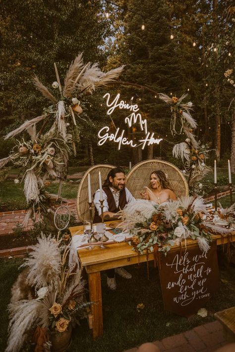 Get swept up in this Taylor Swift inspired wedding in Graeagle Tahoe on our wedding blog! | Are you thinking of planning a dreamy, forest wedding soon? Sarah and Sam's love for all things boho, vintage, and music came together in a lovely wedding planned by Jamison Events. Photos by Composing Reality. Boho Chic Backyard Wedding, Boho Wedding Forrest, Boho Waterfront Wedding, Boho Indie Wedding, Bohemian Luxe Wedding, Enchanted Boho Wedding, Boho Inspired Wedding Decor, Boho Wood Wedding, Cowboy Boho Wedding