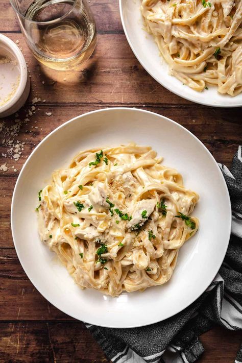 Fancy Alfredo Pasta, Pasta Serving Ideas, Chicken Alfredo Pasta Aesthetic, Fresh Pasta Dishes, Fettucini Alfredo Aesthetic, Chicken Alfredo Aesthetic, Easy Baked Chicken Alfredo, Italian Chicken Alfredo, Pasta Chicken Alfredo