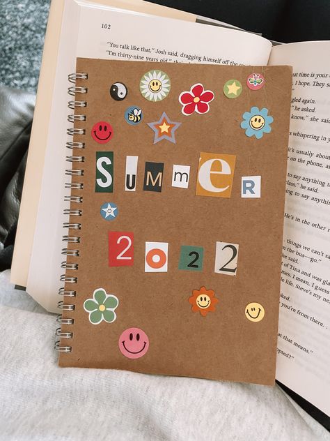 Bucket List Scrapbook, Aesthetic Activities, School Memories Scrapbook, Tenk Positivt, Summer Journal, Bulletin Journal Ideas, Memory Journal, School Scrapbook, Y2k Summer