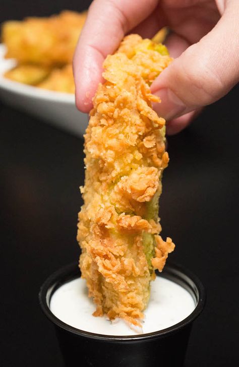 Chicken Fried Pickles dipped in ranch Fried Pickle Spears, Pickle Spears, Deep Fried Pickles, Fried Pickles Recipe, Vegetarian Substitutes, Dill Pickle Recipe, Pickle Lover, Pickles Recipe, Appetizer Sandwiches