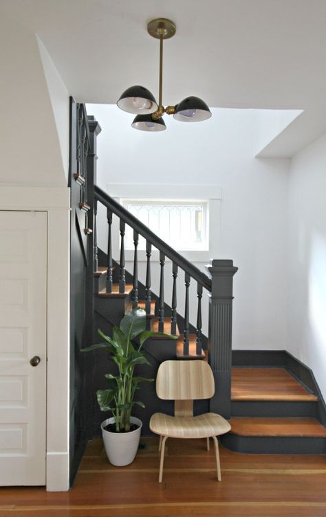 A Traditional Entryway Is Completely Modernized With Just 2 Easy Changes http://www.popsugar.com/home/How-Modernize-Staircase-Paint-40765755?utm_campaign=share&utm_medium=d&utm_source=casasugar via @POPSUGARHome Ultimate Farmhouse, Foto Scale, سلالم حلزونية, Farmhouse Staircase, Traditional Entryway, Entryway Stairs, Painted Staircases, Black Stairs, Schoolhouse Electric