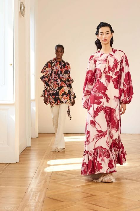 La DoubleJ Resort 2025 Fashion Show | Vogue Tropical Prints Pattern, Trend Fabrics, 90s Inspired Outfits, Resort Chic, Outfits Edgy, Lace Dress Long, Next Clothes, Print Trends, Long Sleeve Lace Dress