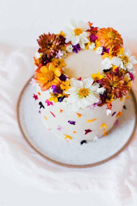 Tips for Using Edible Flowers on Cake - A Beautiful Mess Edible Flowers Cake, Edible Cake Decorations, Flower Confetti, Butter Frosting, Dandelion Recipes, A Beautiful Mess, Easy Peanut Butter, Cake Cover, Edible Cake