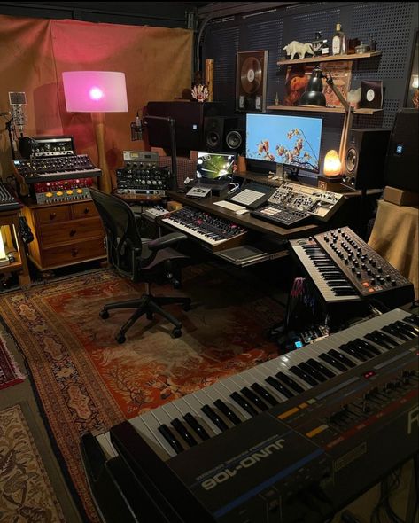 Music Studio Room Aesthetic, Vintage Music Room, Studio Soundproofing, Music Room Design, Home Studio Ideas, Home Music Rooms, Recording Studio Design, Guitar Room, Recording Studio Home