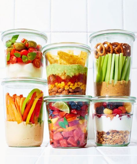 Snacks In A Jar, Mason Jar Snacks, Mason Jar Lunch, Resep Diet, Mason Jar Meals, Mason Jar Salad, Makanan Diet, Snacks Saludables, Läcker Mat