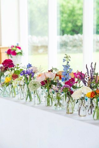 I love this! All different colors mixed together for a country wildflower feel. So laid back and easy. Cocktail Flowers, Table Floral Decorations, Flower Centrepieces, Vases With Flowers, Vail Wedding, Deco Champetre, Table Flower, Planning Inspiration, David Austin Roses