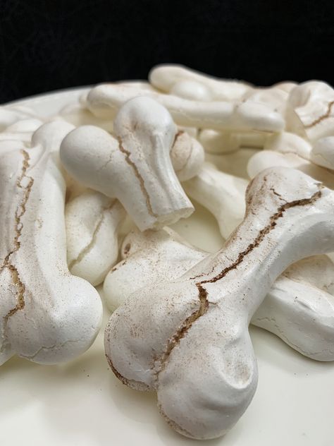 Ghouls And Goblins, Halloween Bones Snack, Halloween Dessert Decorations, Kids Halloween Treat Ideas, Halloween Witch Food, Halloween Food Gross, Halloween Spooky Treats, Monster Meringues, Vampire Snacks