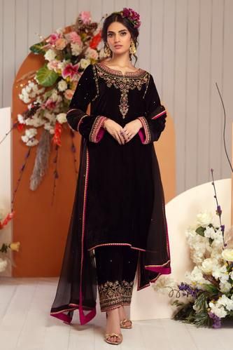 Zaaviay brings you the regalness of velvet with Bagh-e-Makhmal. Inspired by the beauty of floral imagery and cottages on timeless silhouettes with grandeur and grace. Velvet Kurta, Kurti Sets, Velvet Dress Designs, Embellished Clothing, Pakistani Designer Suits, Trouser Suit, Velvet Clothes, Suits Design, Elegant Embroidery