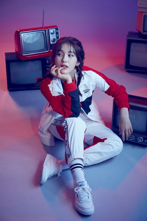 Jeon So Mi perfectly captures 90's pop culture in retro photo shoot for 'Reebok' http://www.allkpop.com/article/2017/08/jeon-so-mi-perfectly-captures-90s-pop-culture-in-retro-photo-shoot-for-reebok 90s Outfits Party, 90’s Hairstyles, Oppa Gangnam Style, 90s Pop Culture, Kim Chungha, The Black Label, Jeon Somi, Produce 101, Retro Photo