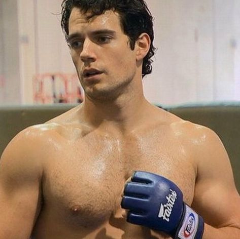 Henry Cavill Boxing!! Henry Cavill Muscle, Young Henry Cavill, Henry Superman, Young Henrys, Beautiful Ball, Fashion Models Men, Henry Williams, The Man From Uncle, Most Handsome Actors