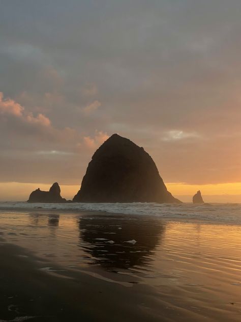 #pnw #pnwonderland #oregon #cannonbeach #coastal #beach #beachlife #beachvibes #explore #adventure #travel #nature #naturelovers #exploremore #sunset #aesthetic #photography #vanlife #vanlifeideas #view #aestheticwallpaper #wallpaper #background #backgroundsforphones Oregon Cannon Beach, Canon Beach Oregon Photography, Oregon Beach Aesthetic, Tofino Aesthetic, Oregon Coast Aesthetic, Oregon Ocean, Hug Point Oregon, Canon Beach Oregon, Oregon Aesthetic