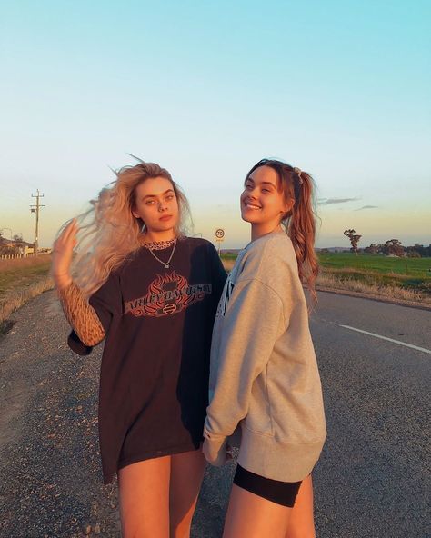 Olivia Mescia, Mescia Twins, Thrift Flip Clothes, Aesthetic Grunge Outfit, Best Friend Photos, Friend Photoshoot, Best Friend Pictures, Sunset Photos, Cute Summer Outfits